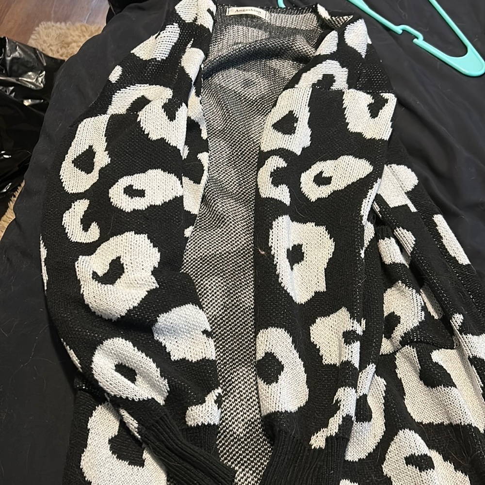 Cardigan black and white